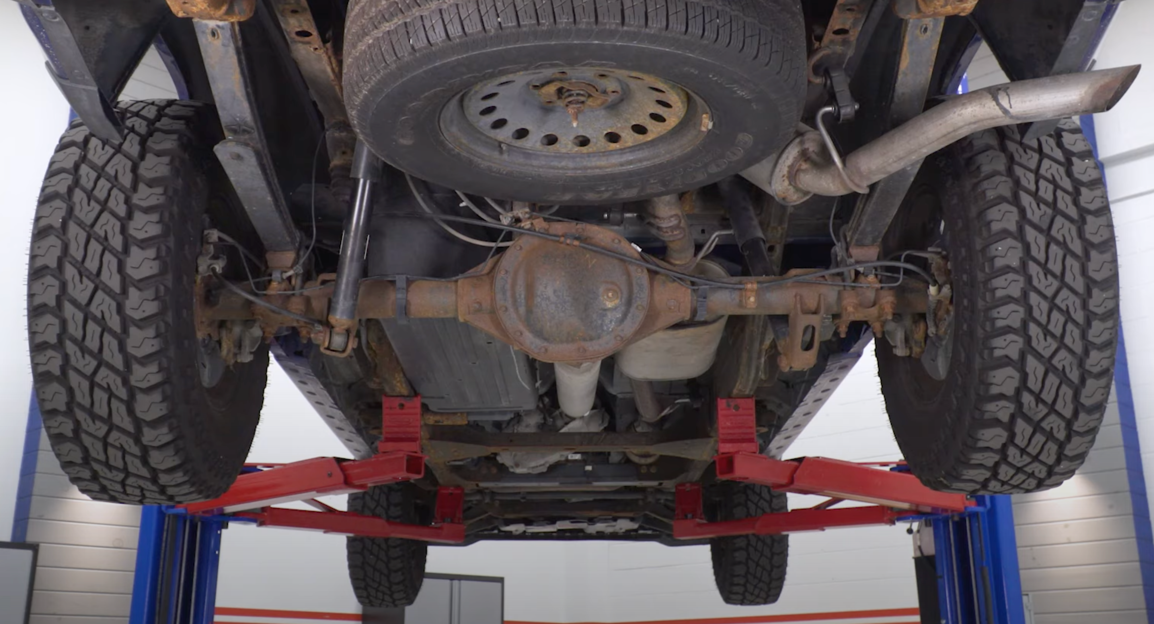 Underside of a truck without any modifications